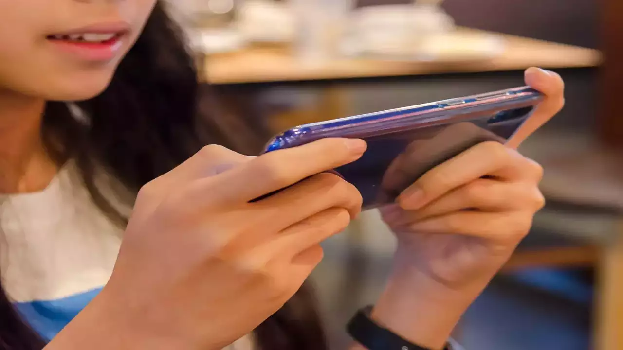 5 mistakes parents make, which leads to mobile addiction in children